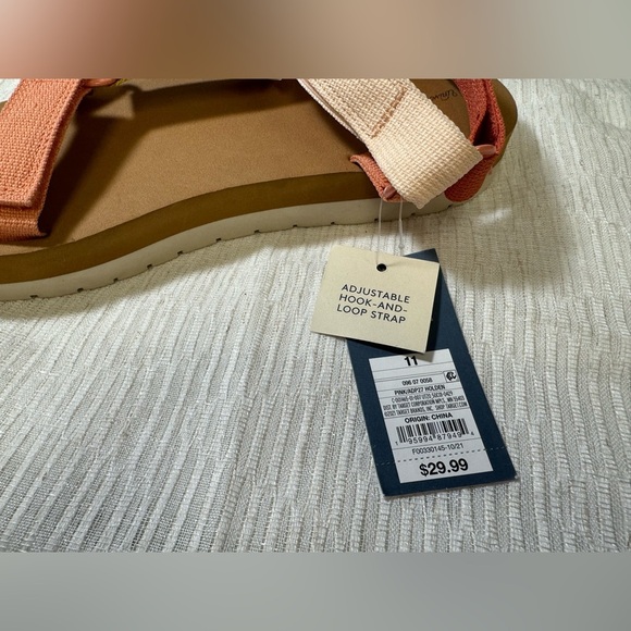 Platformed Sport Sandals - Picture 5 of 5